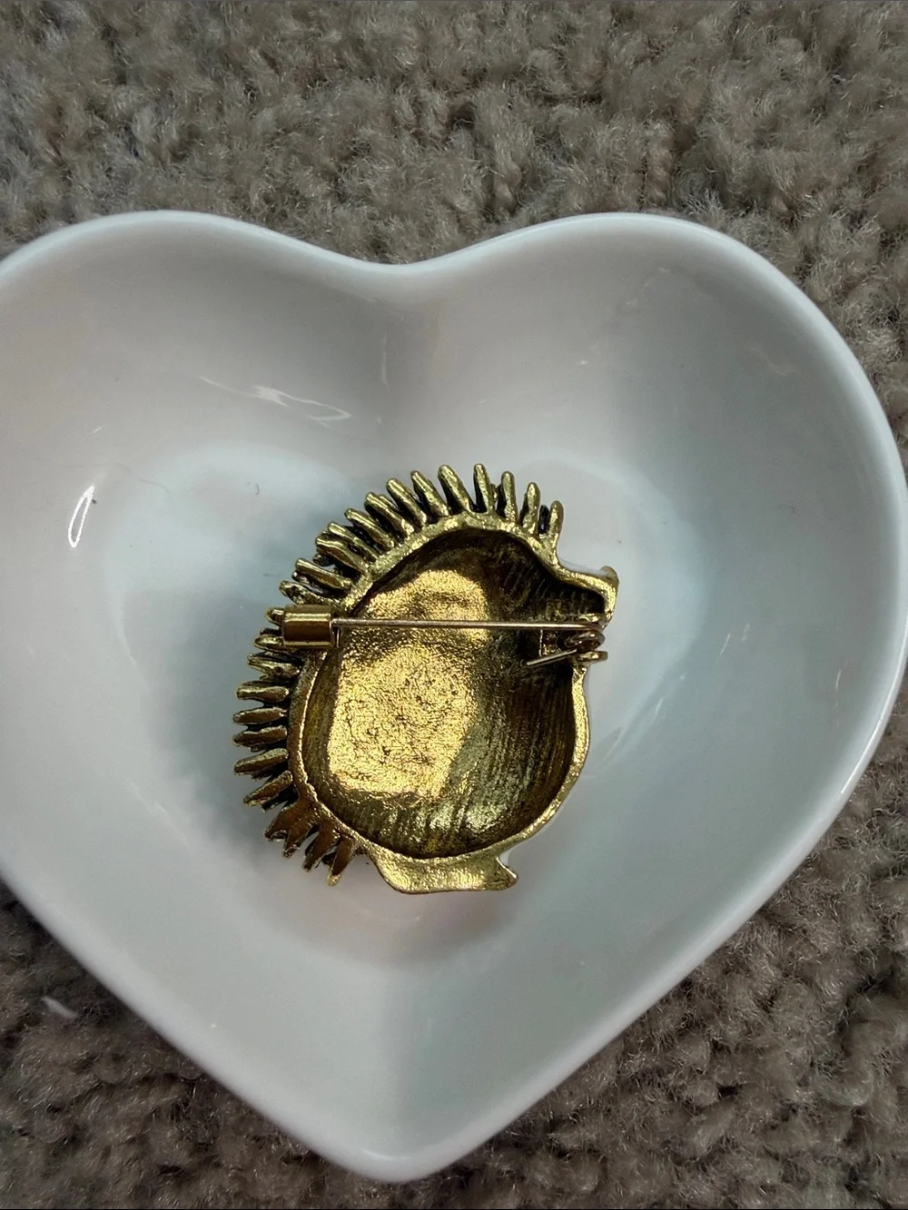 N/A brooch featuring