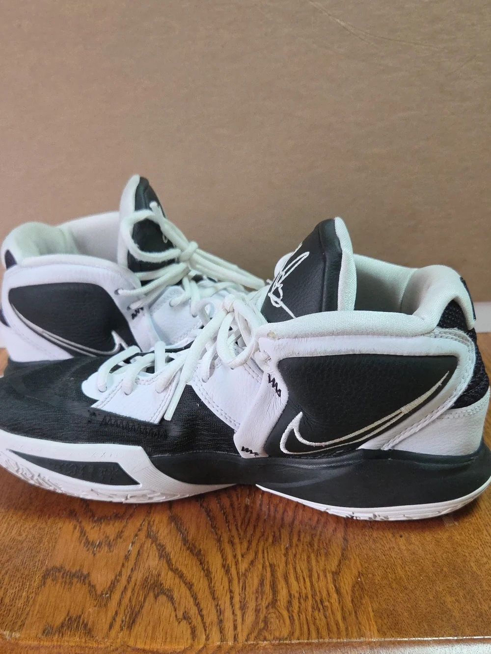Nike sneakers tighten internal