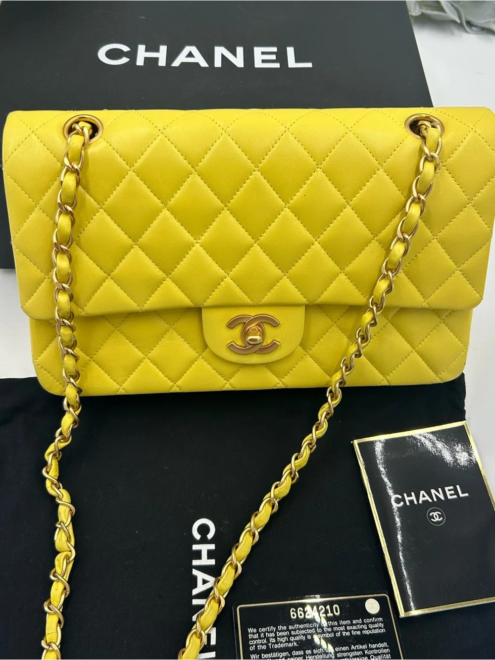 CHANEL elegant quilted