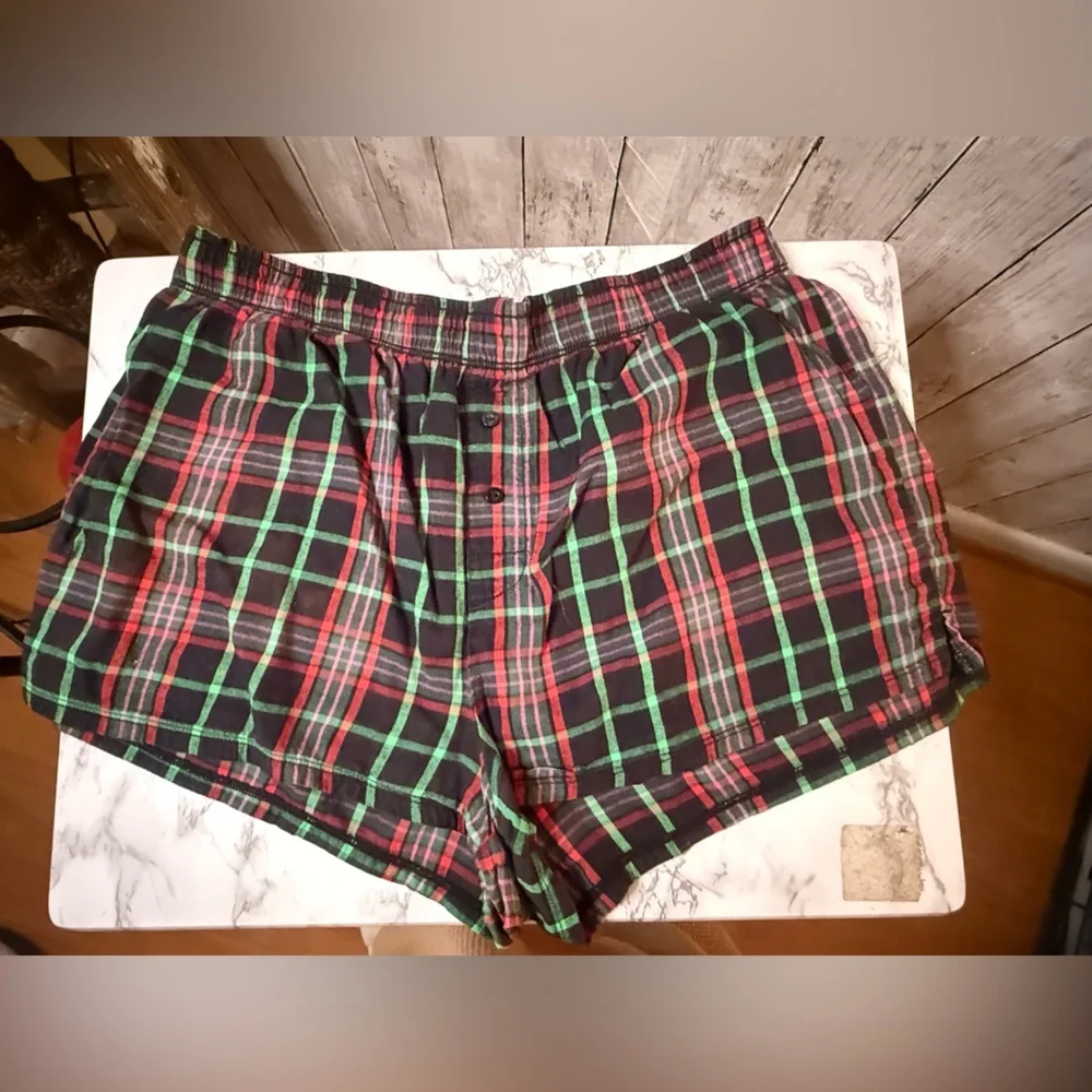 Victoria’s Secret PINK Black Red and Green plaid pajama shorts Sm Gold Logo