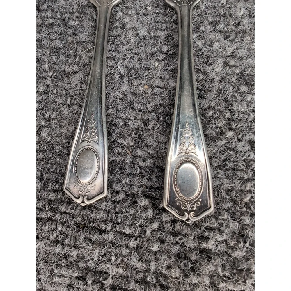 Oneida includes knifes