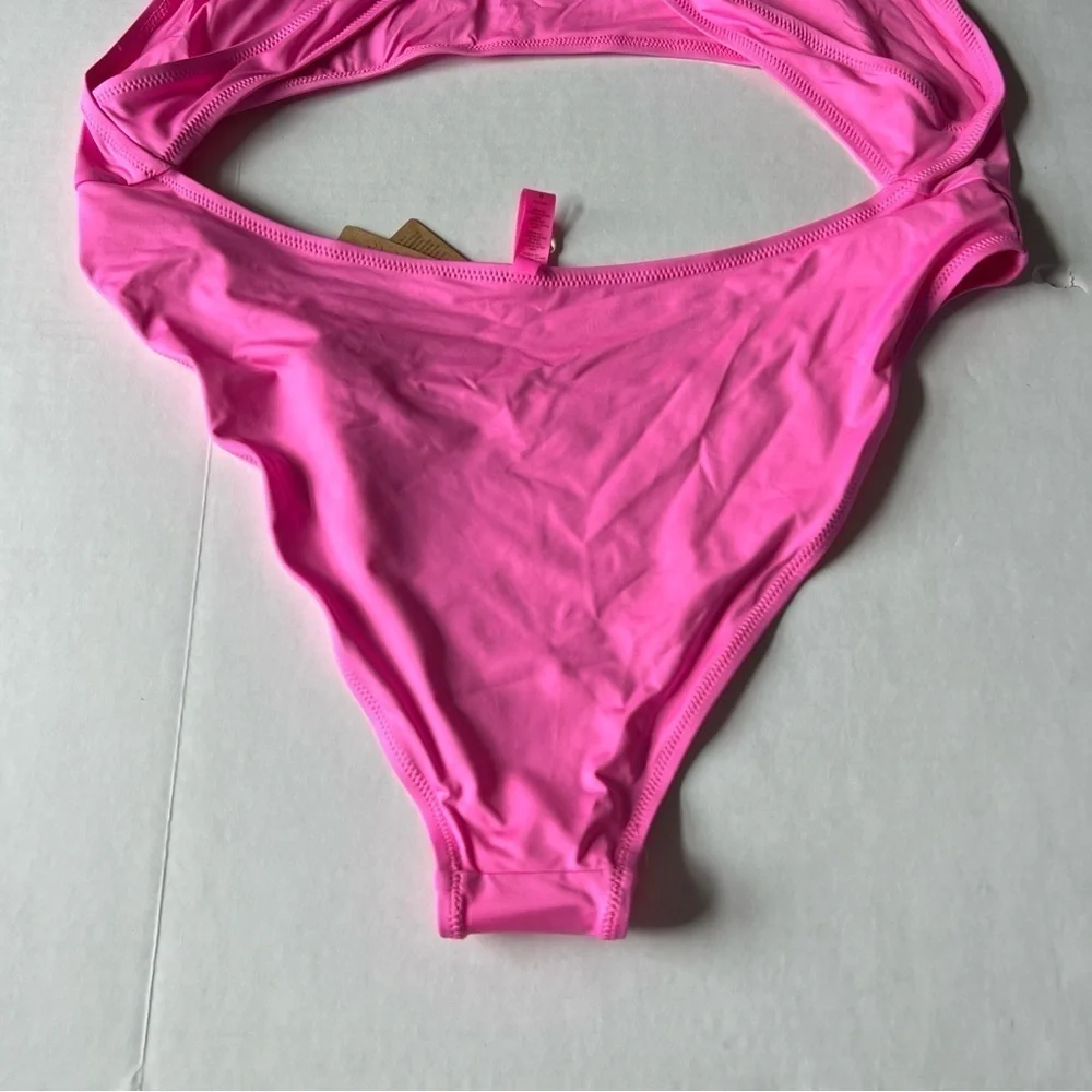 SKIMS nwt signature