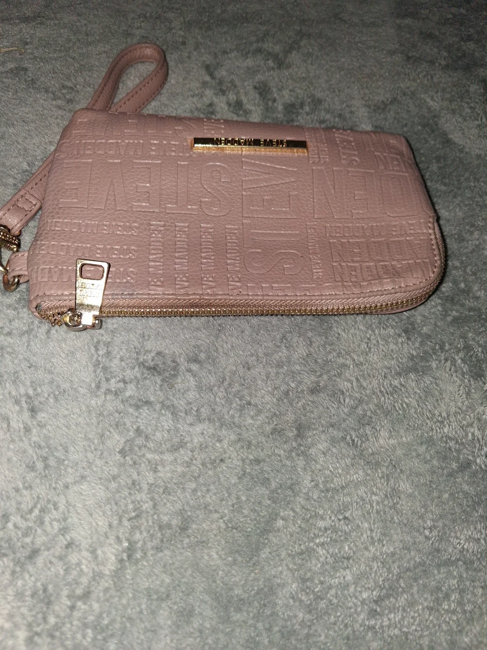 Steve Madden accent logo