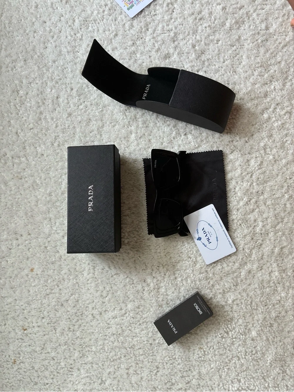 Prada extras women