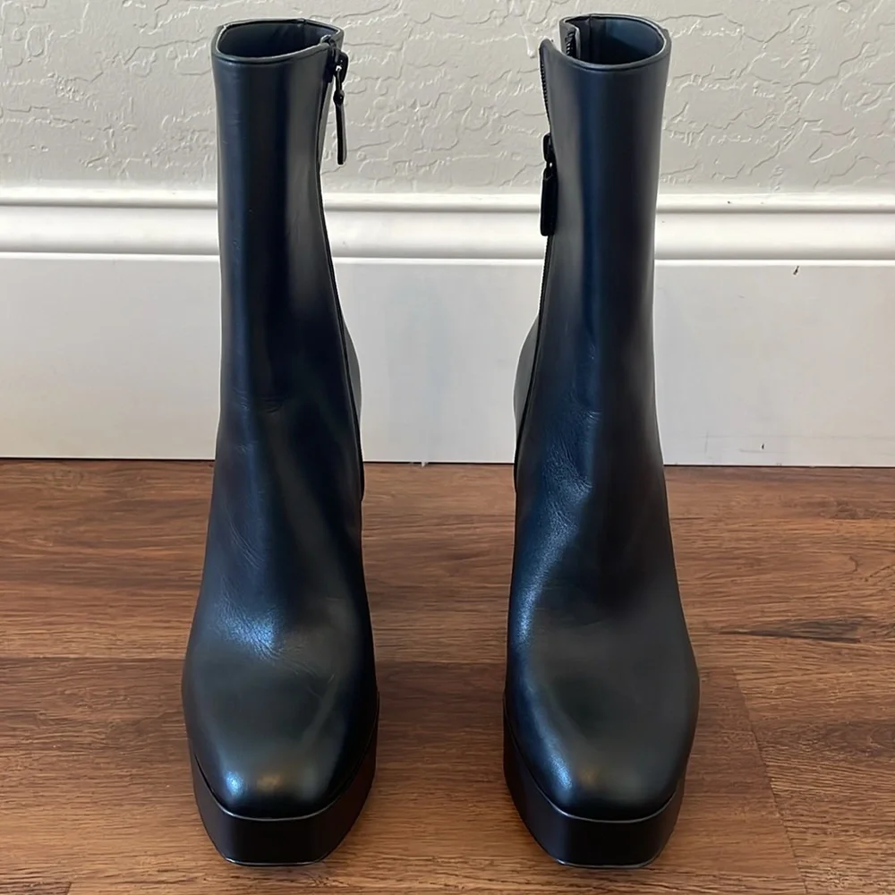 Stuart Weitzman 10 padded leather