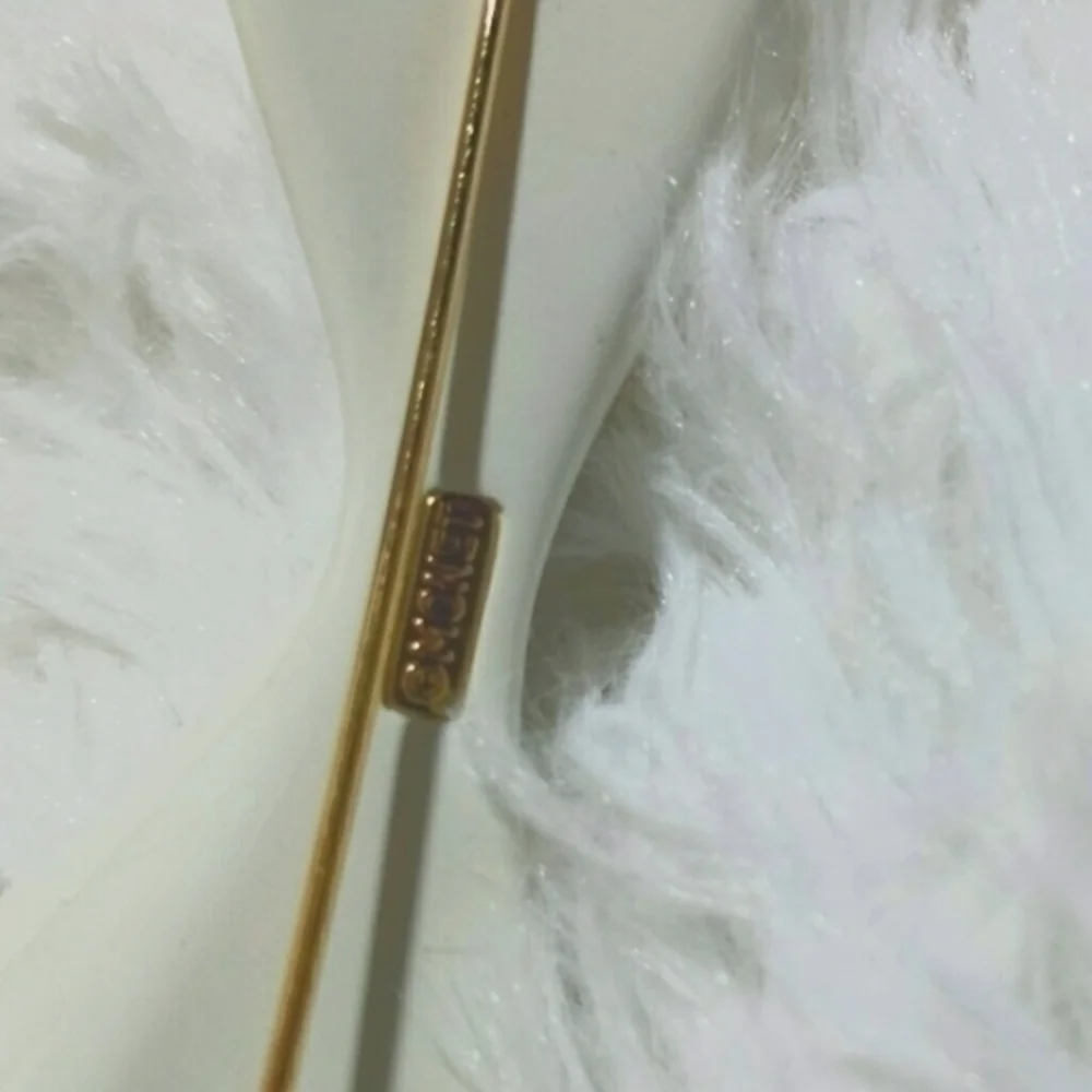 Monet pin white