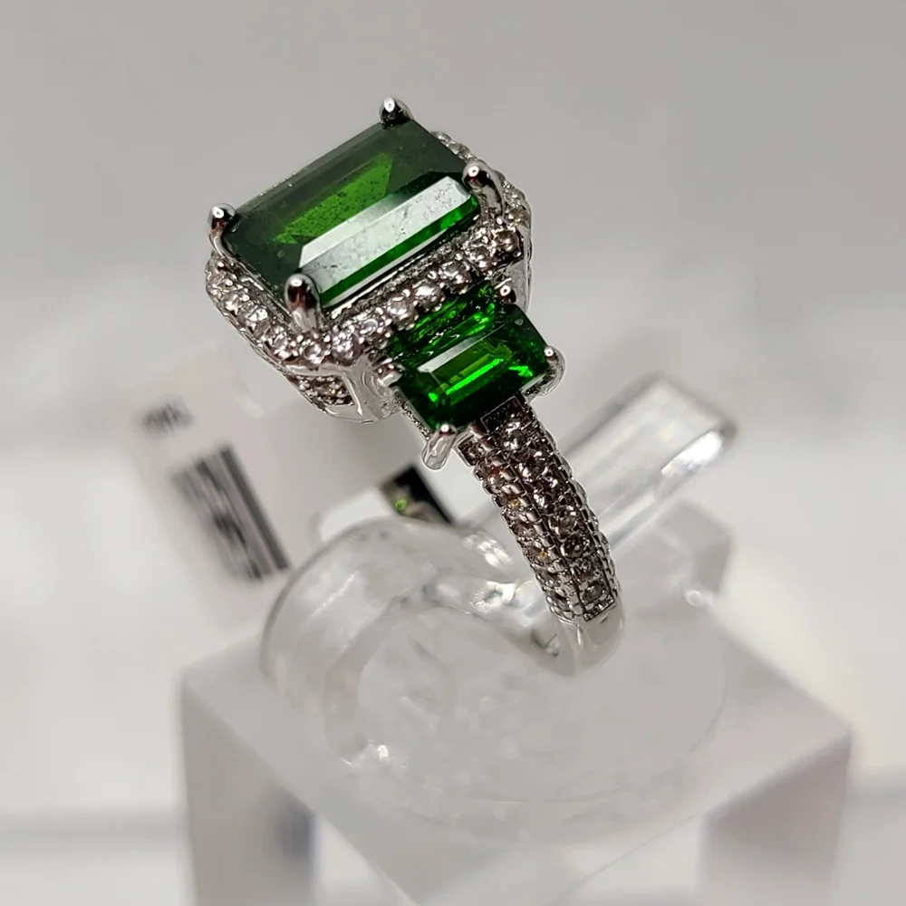 Chrome Diopside smaller flanked