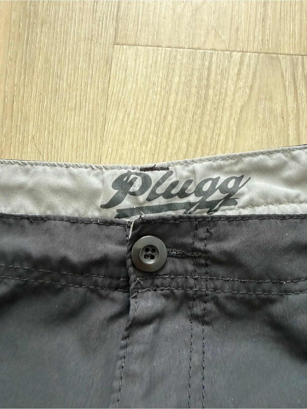 Plugg black cargo