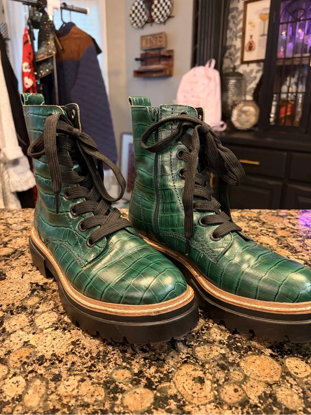 Chelsea & Violet black lug