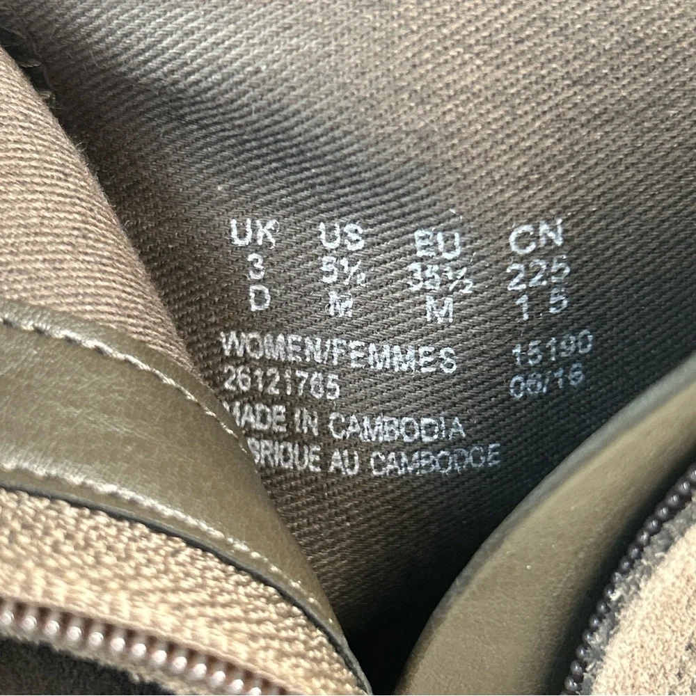 Clarks gray zip