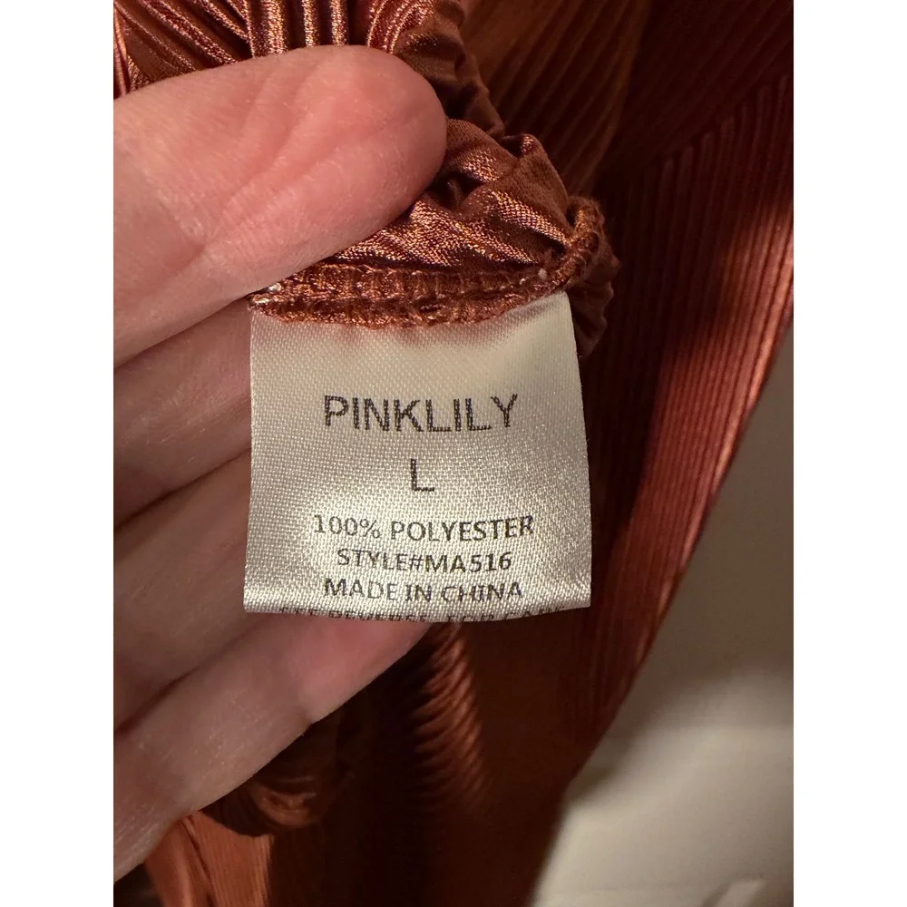 Pink Lily or catches sleeves