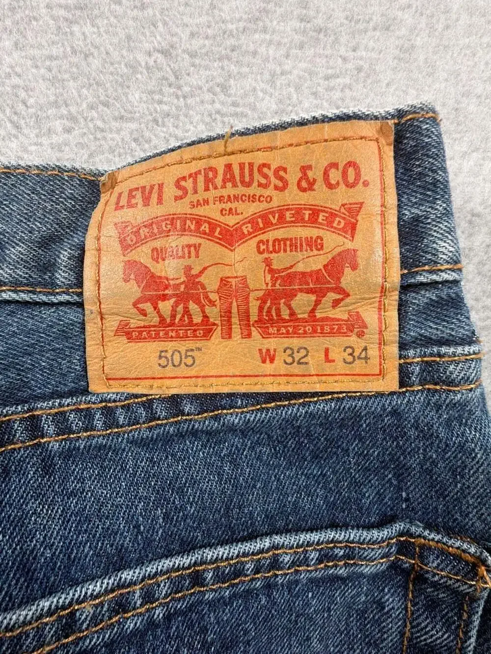 Levis closure fly