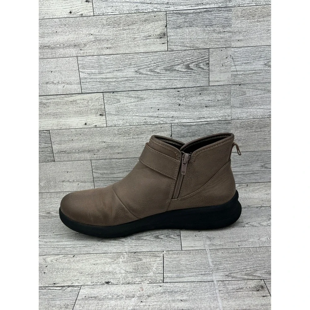Clarks ensure features