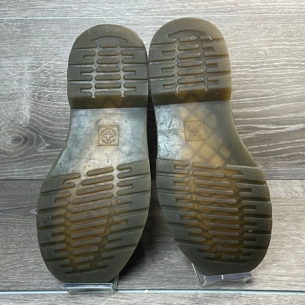 Dr. Martens pull delaney features
