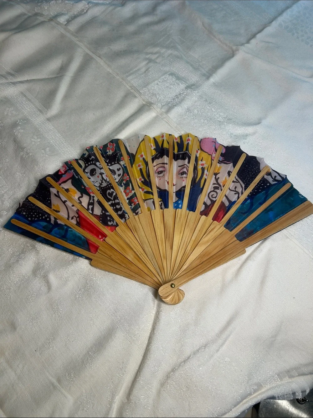 Mon laferte branded folding