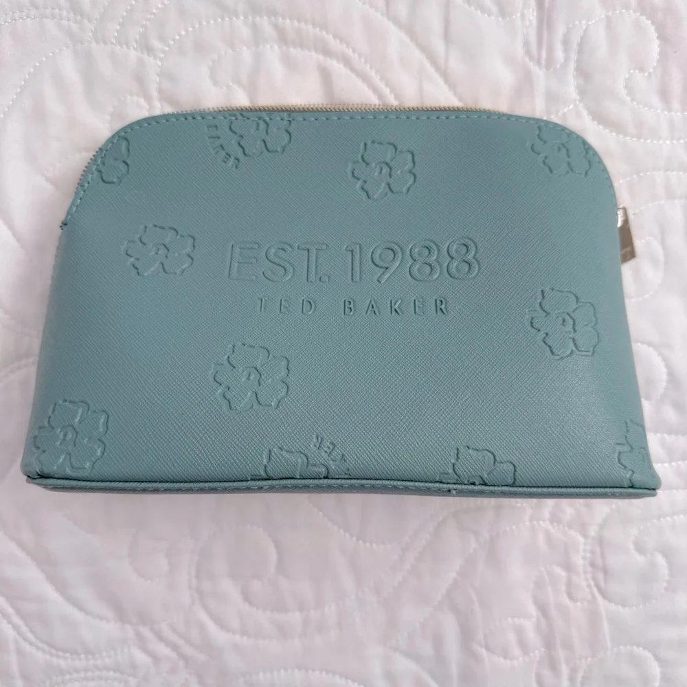 Ted Baker stylish bag features