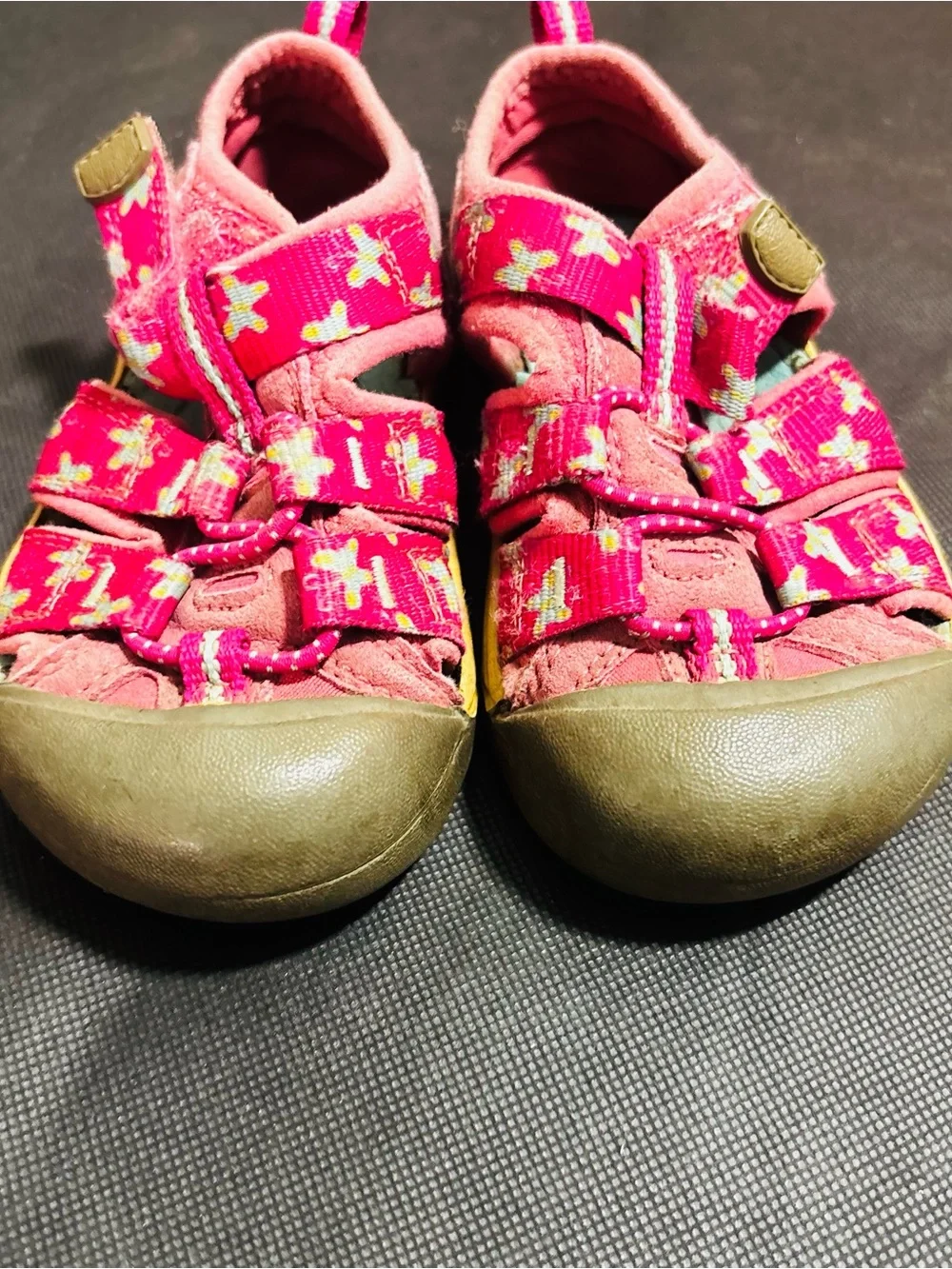 Keen toes sandals