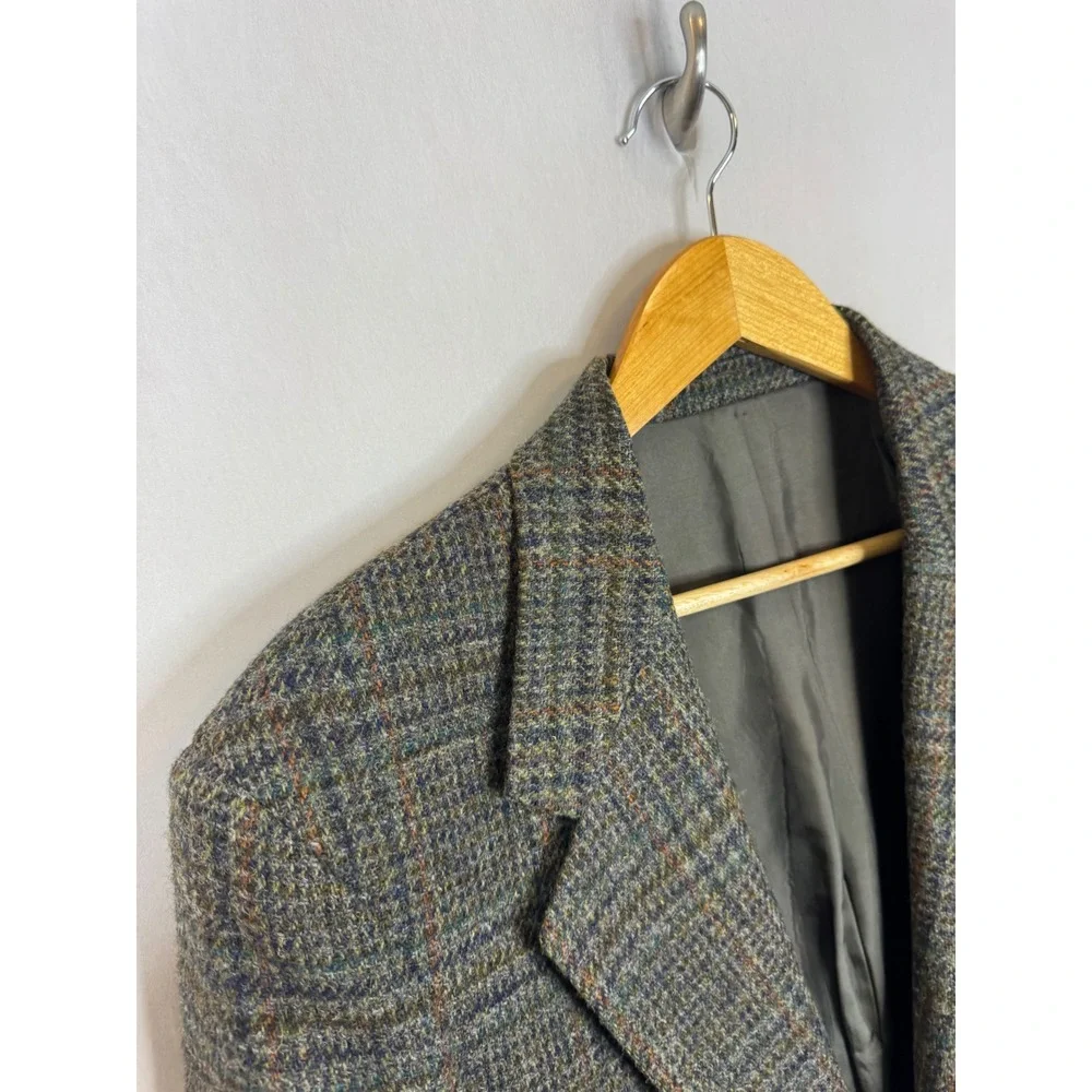 Harris Tweed from slightly closure