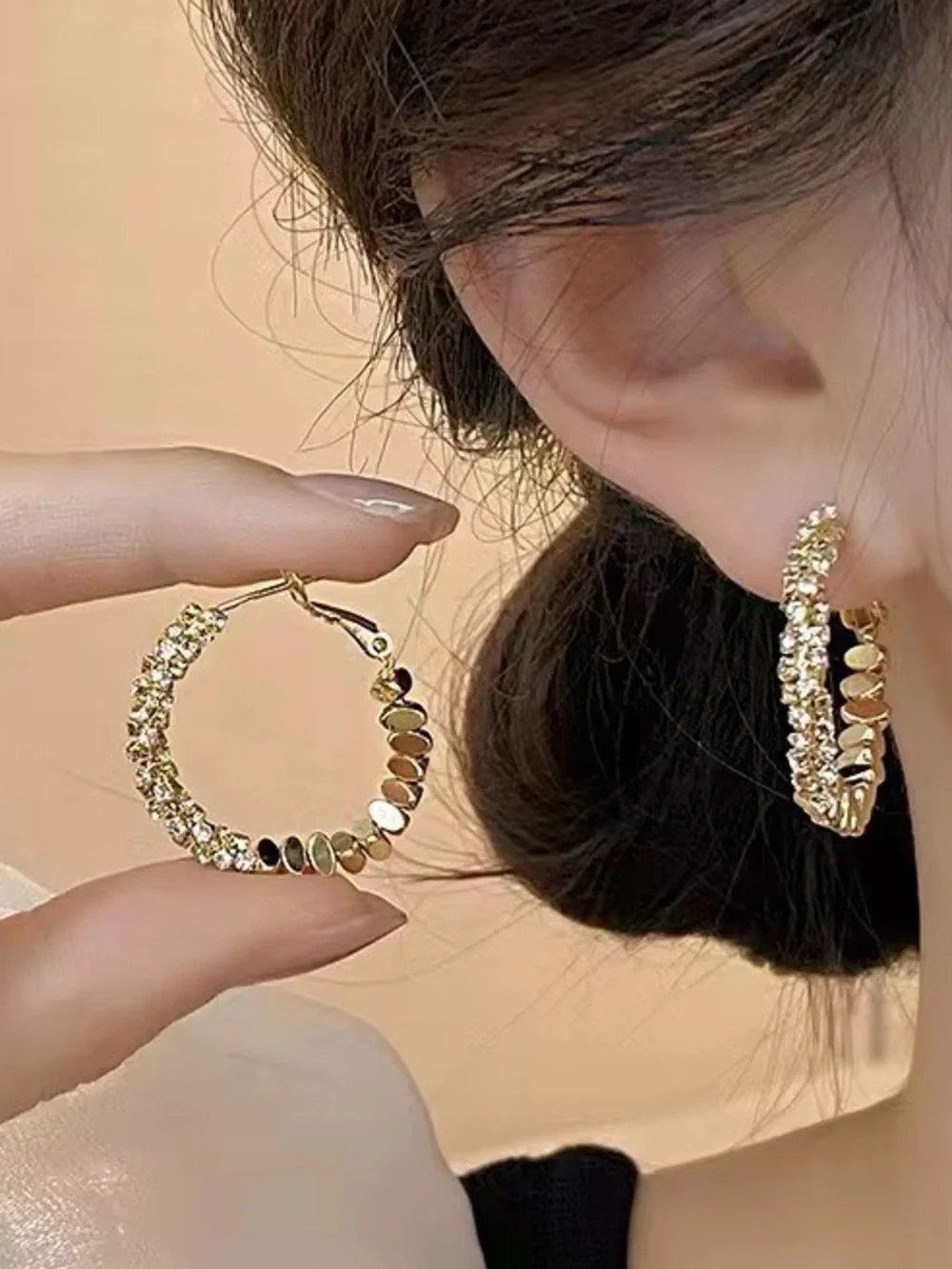 N/A clear earrings tone