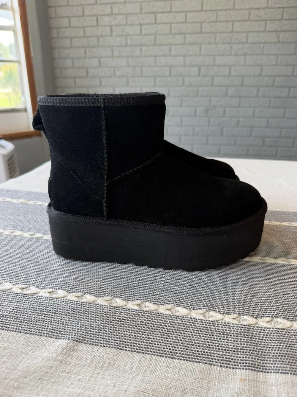 UGG preowned 2” 5”