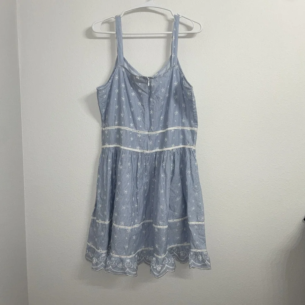Wrangler neckline features