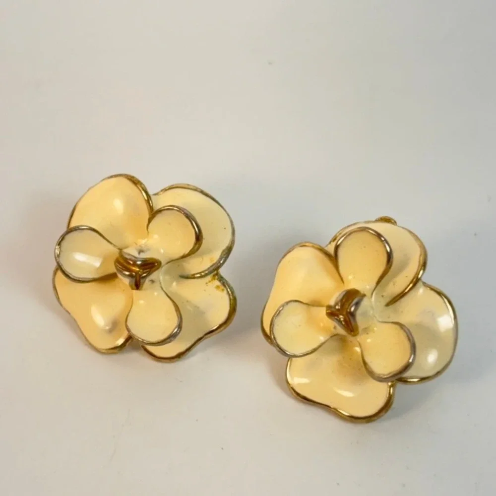 Vintage Flower Stud Earrings Cream Enamel Gold Tone Boho Cottagecore Y2K