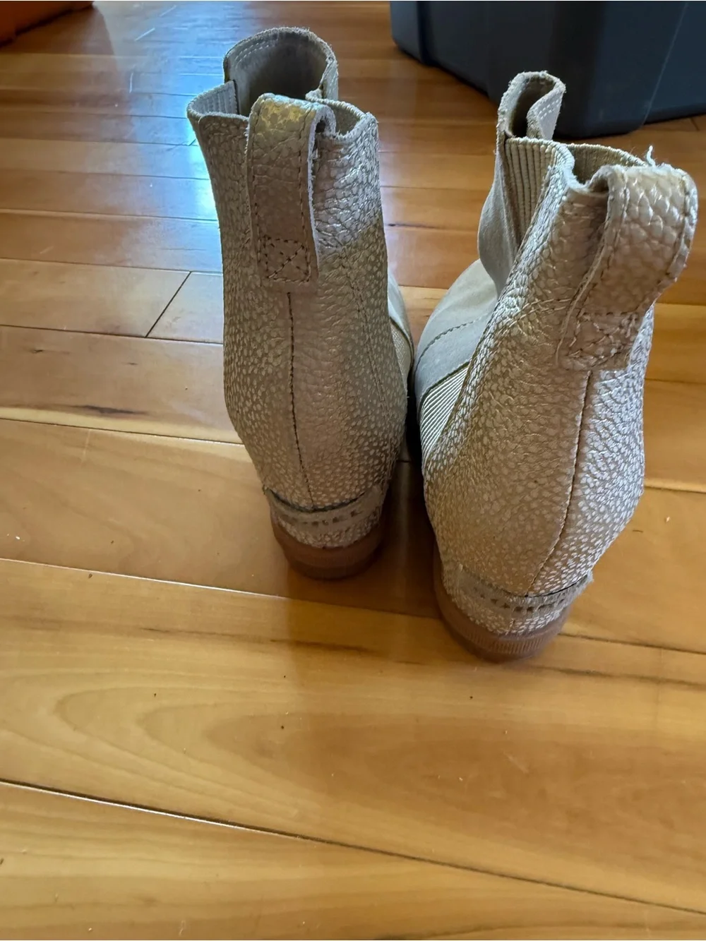 Toms easy wedge