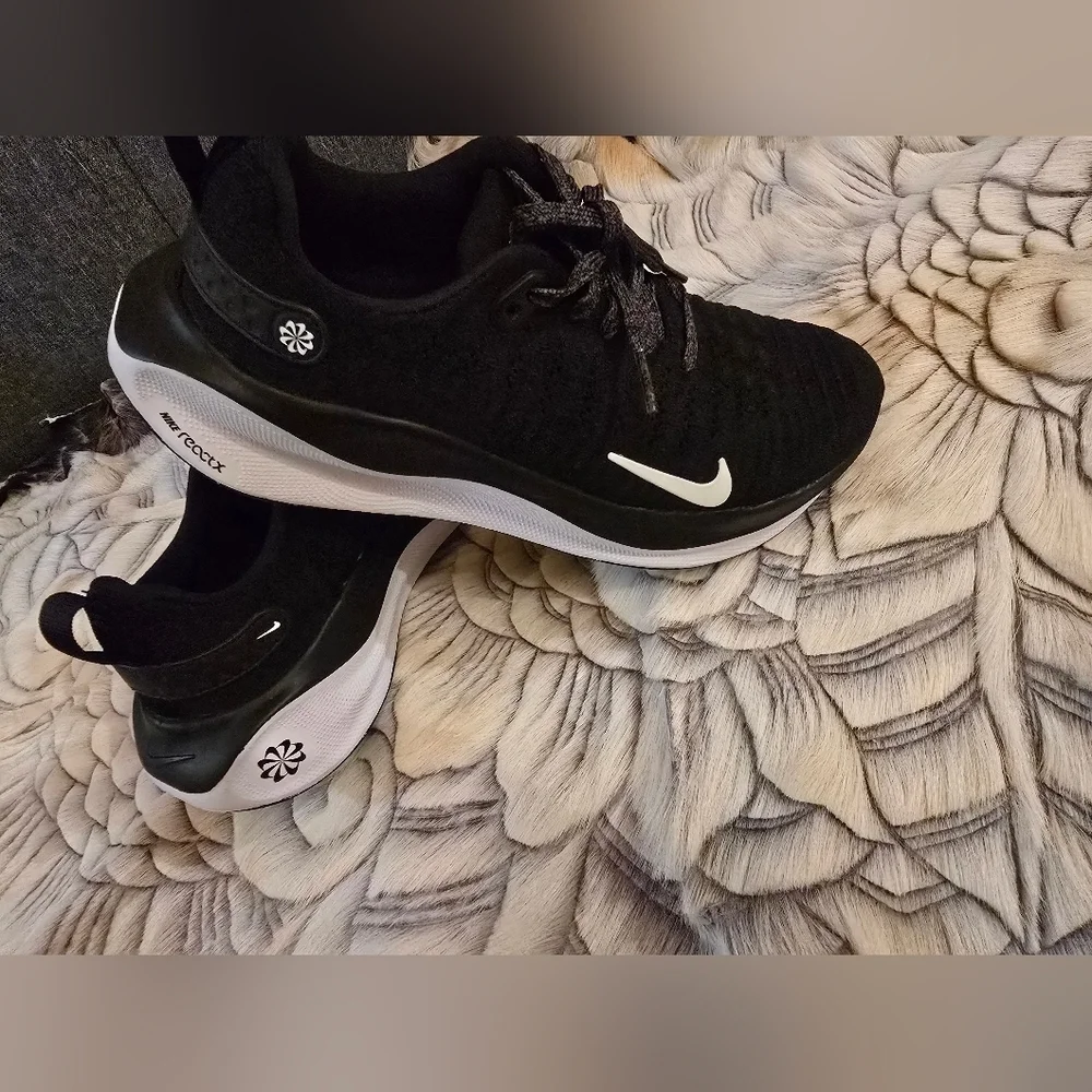 Nike Reactk Infinity Run Black and White Athletic Shoes.