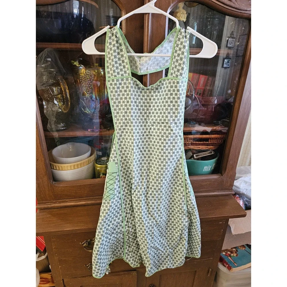 Vintage Handmade Green Floral Cross Back Full Apron Pinafore with Pockets Retro