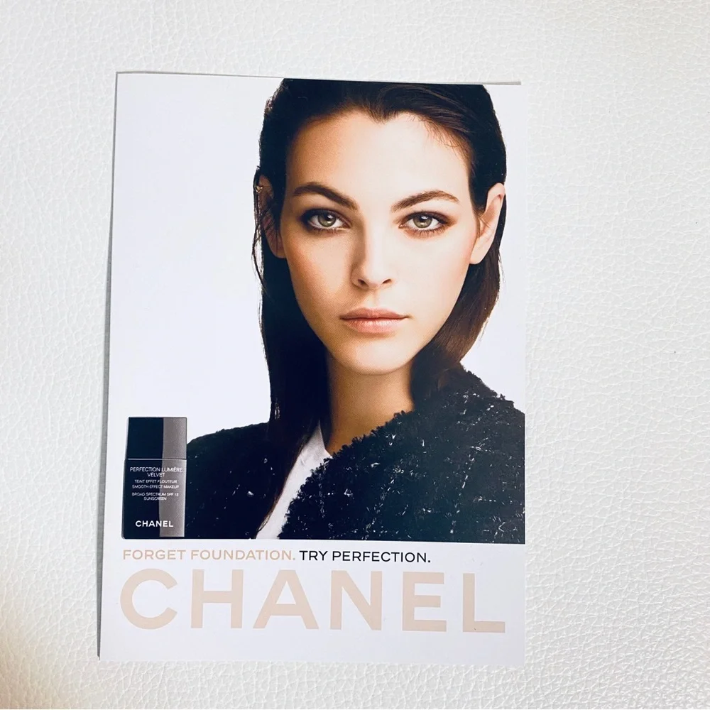 CHANEL perfection lumiere