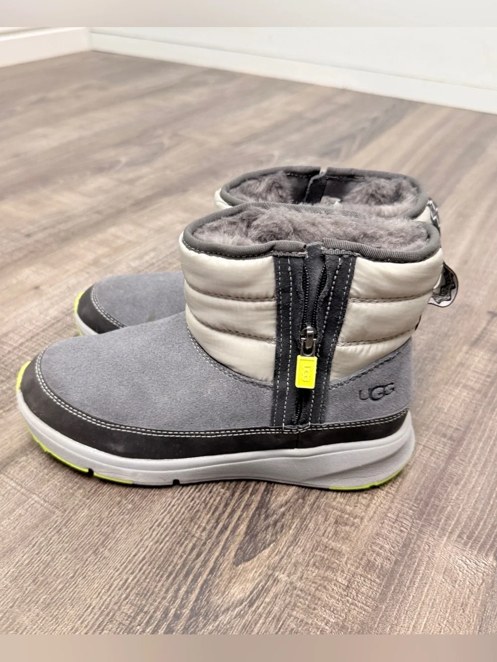 UGG‎ truckee weather boot gray kids youth size 3