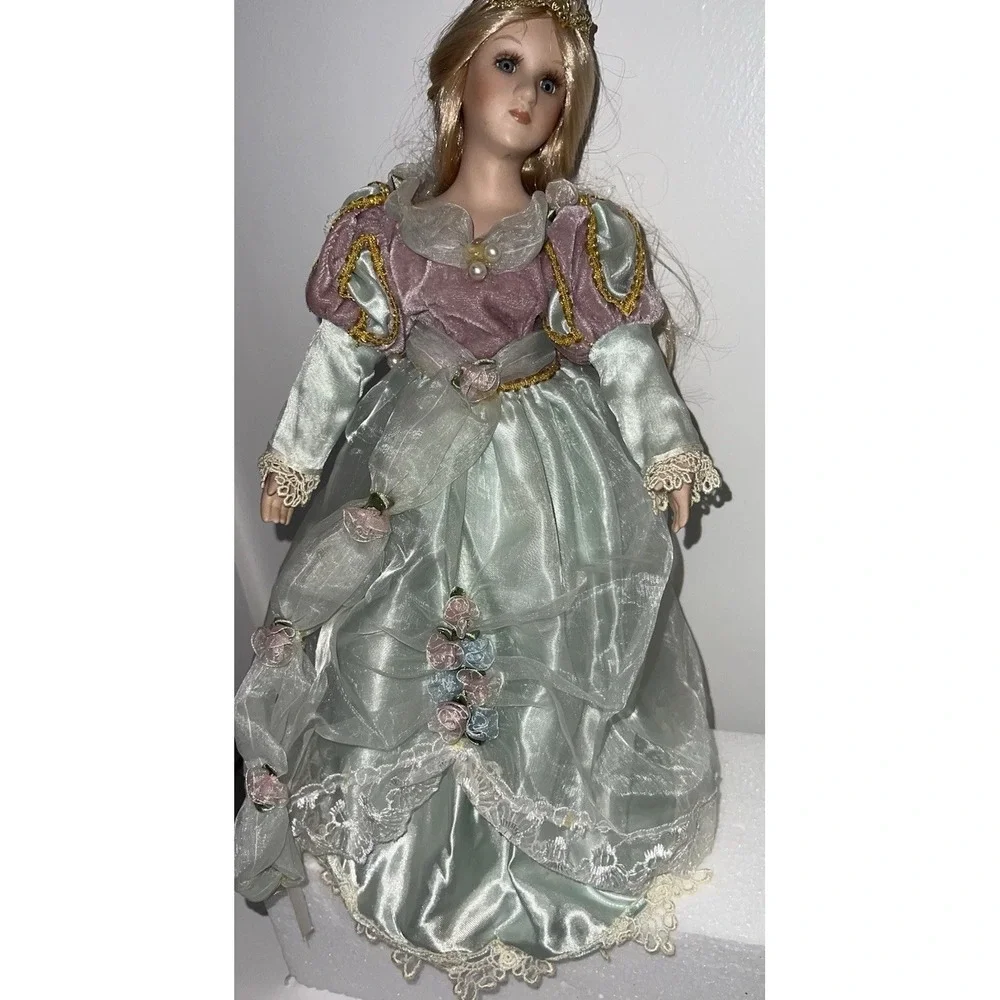 Collections Ect. Fairy Tale Princess Cinderella Porcelain Doll (212/10)