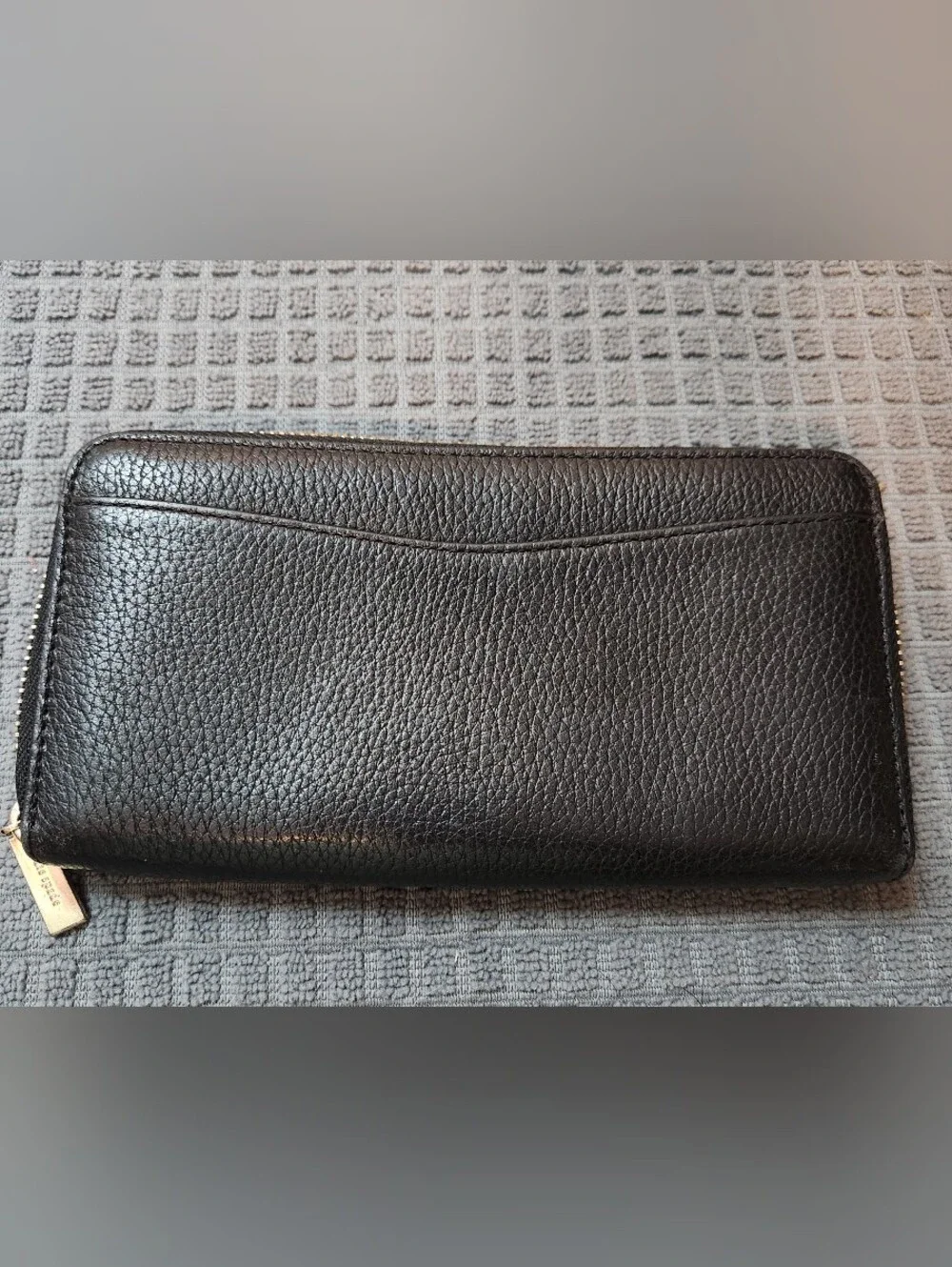 kate spade pebbled logo