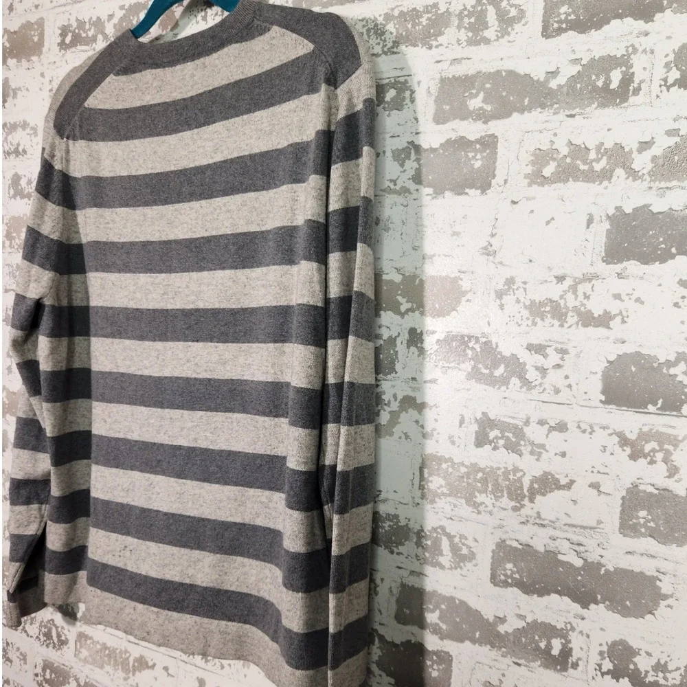 Banana Republic stripes this horizontal