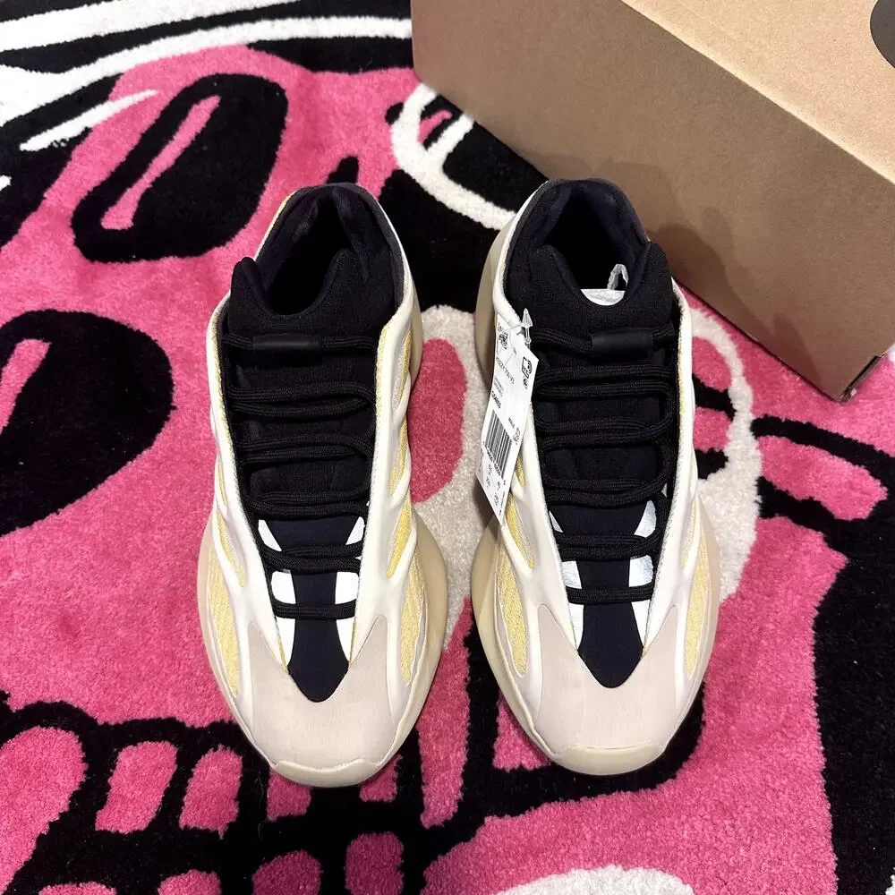Yeezy adidas 700