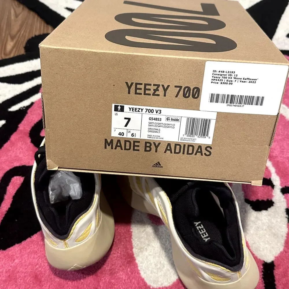 Yeezy adidas 700