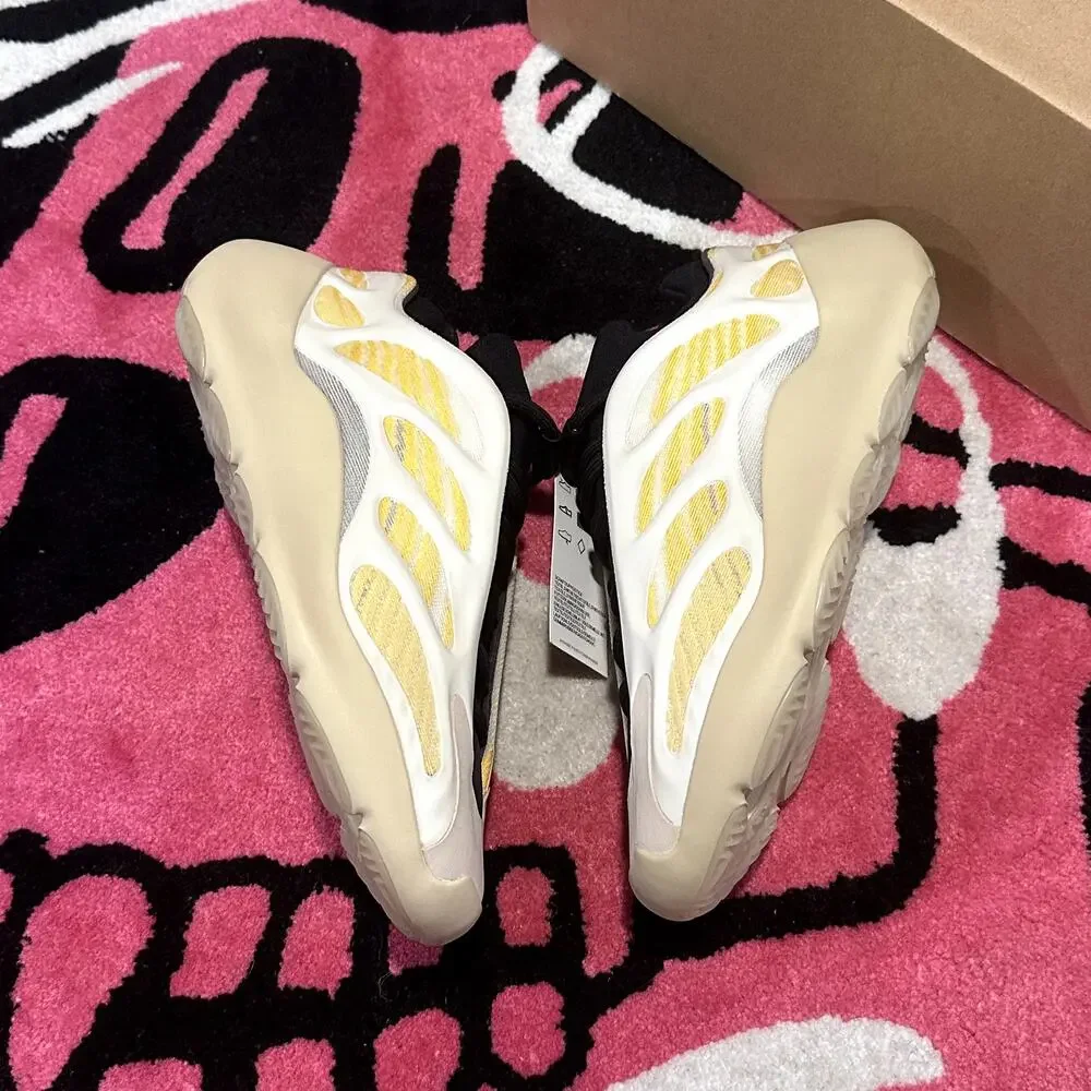 Yeezy adidas 700