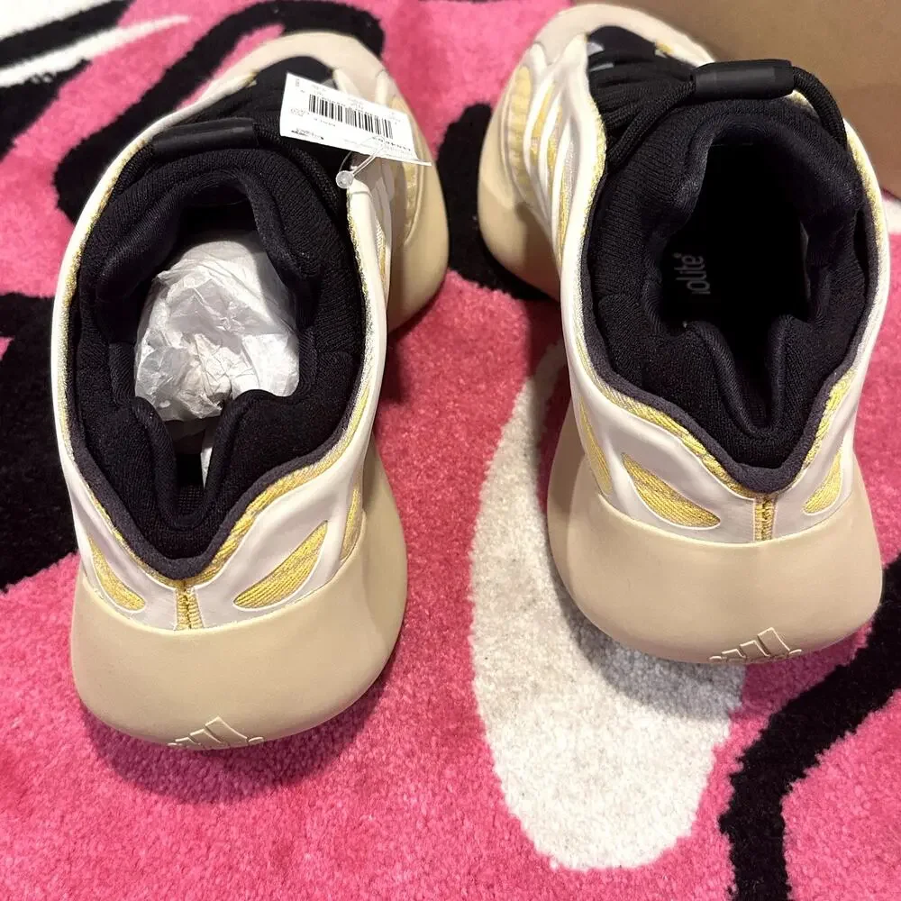 Yeezy adidas 700