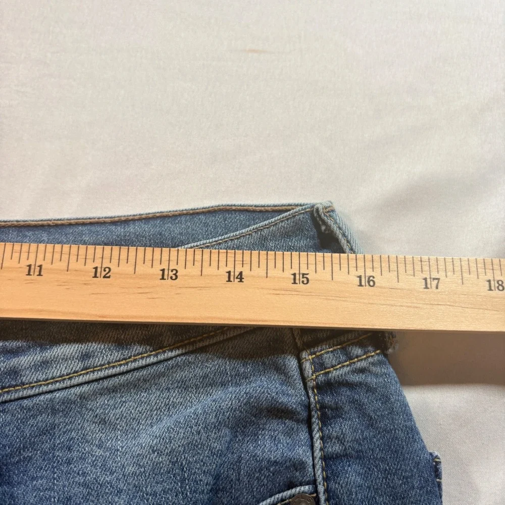 Levis leg material 32