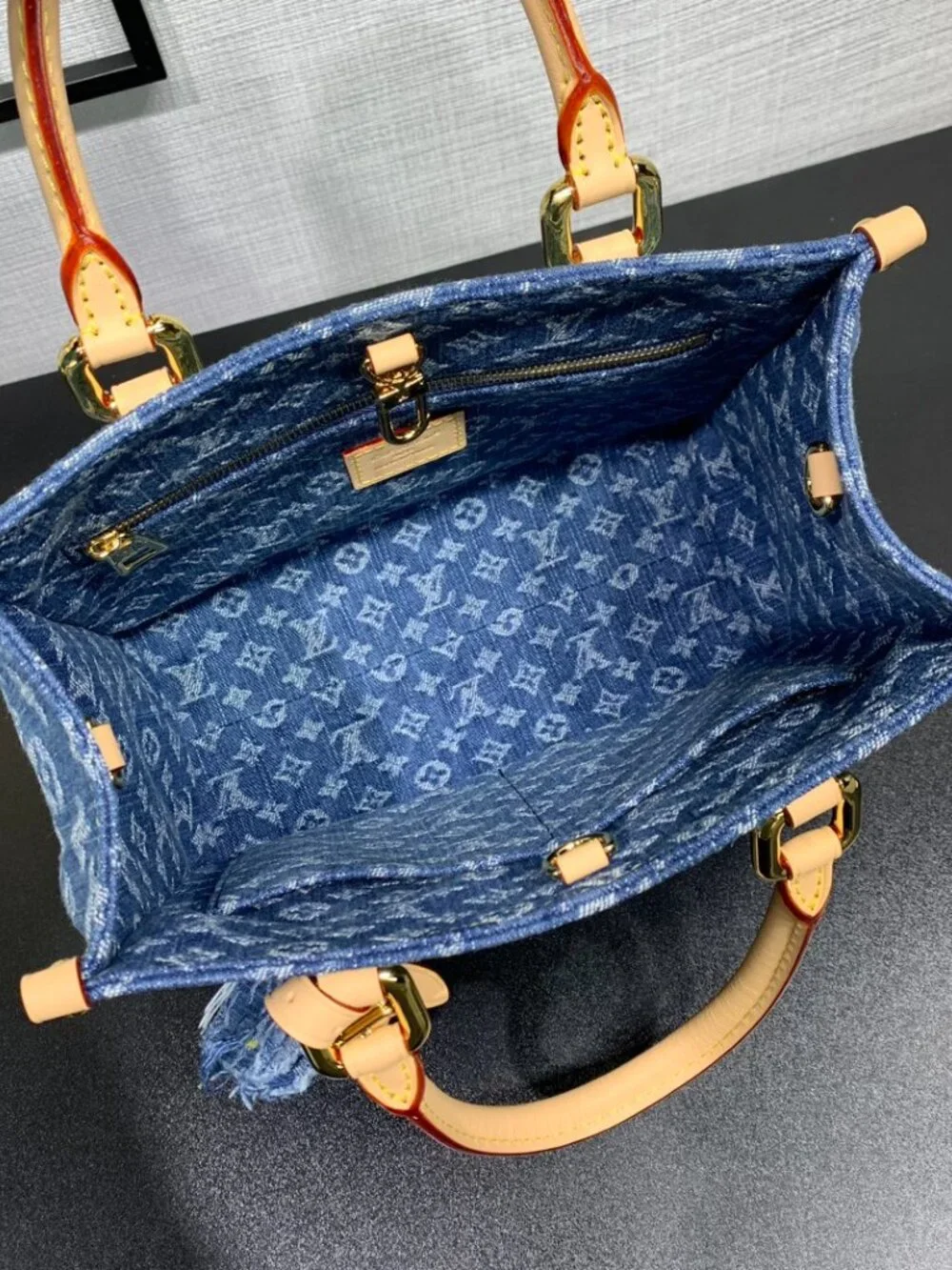 Louis Vuitton. 25 19