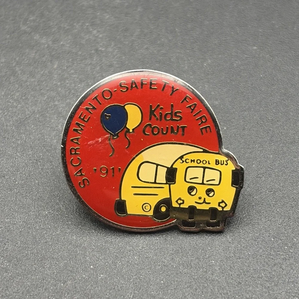 1991 Sacramento Safety Faire Kids Count California School Bus Lapel Hat Pin‎