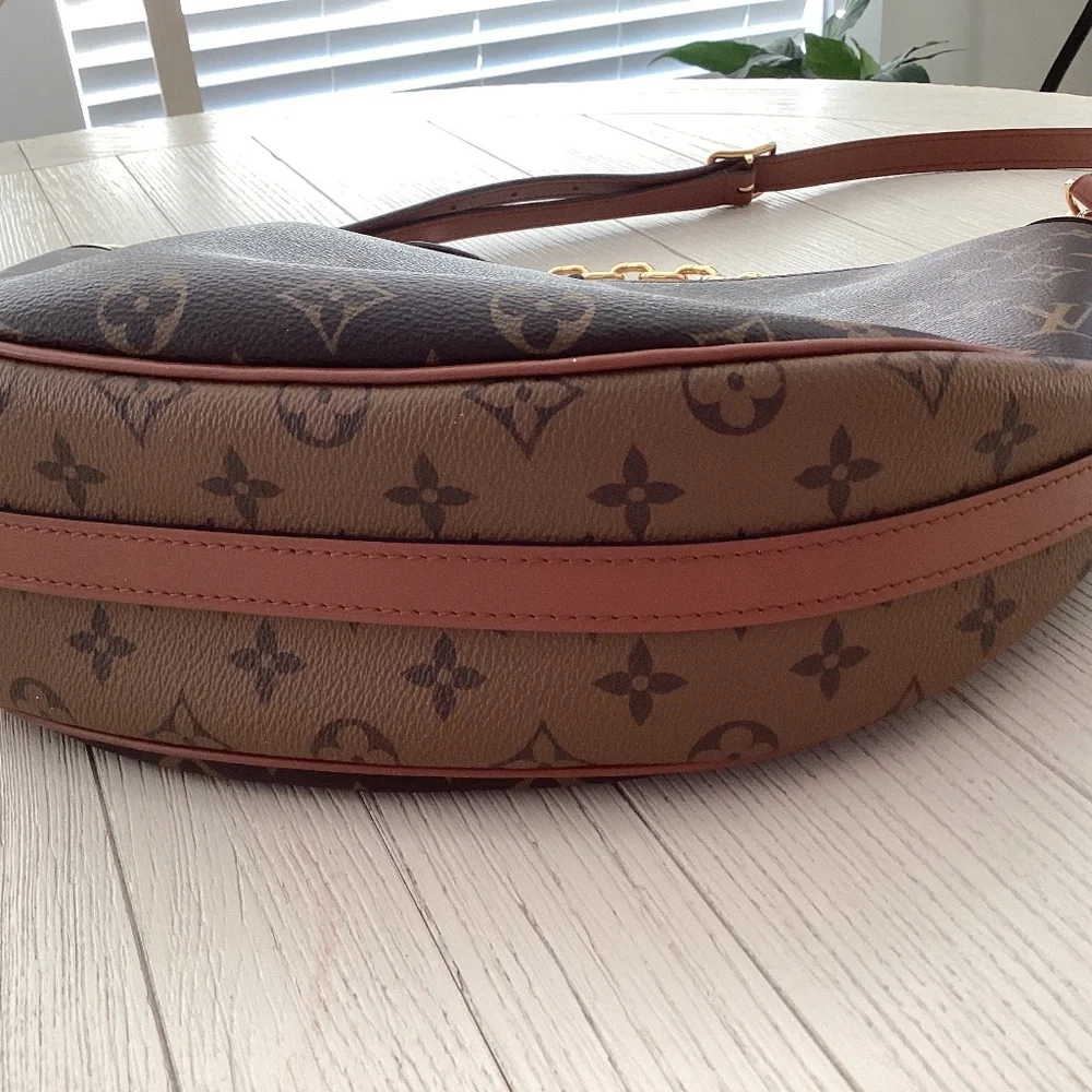Louis Vuitton gold adjustable versatile