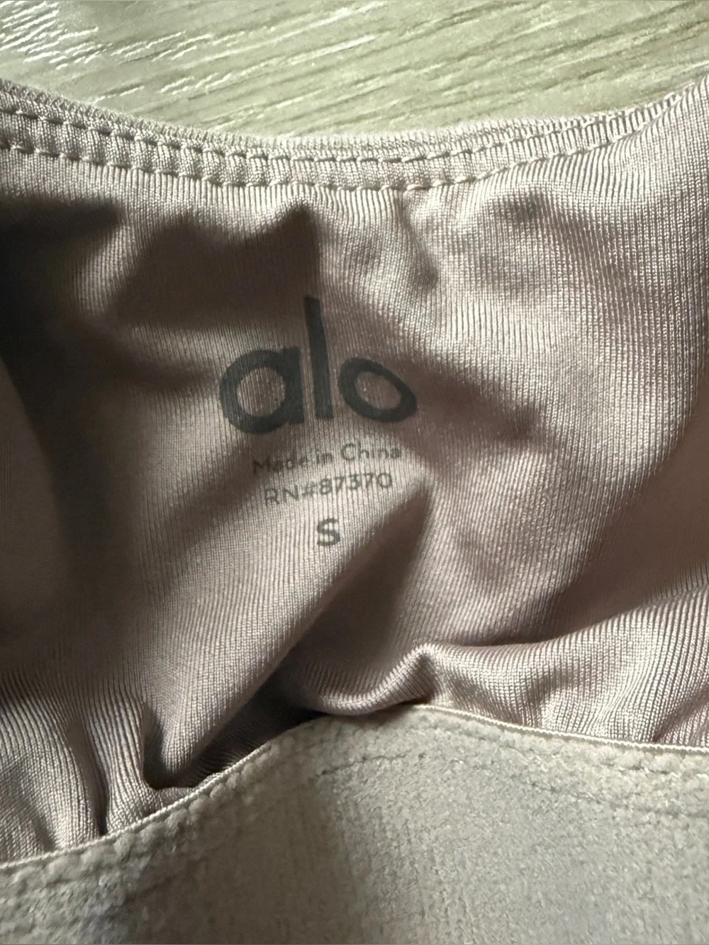 ALO Yoga color small