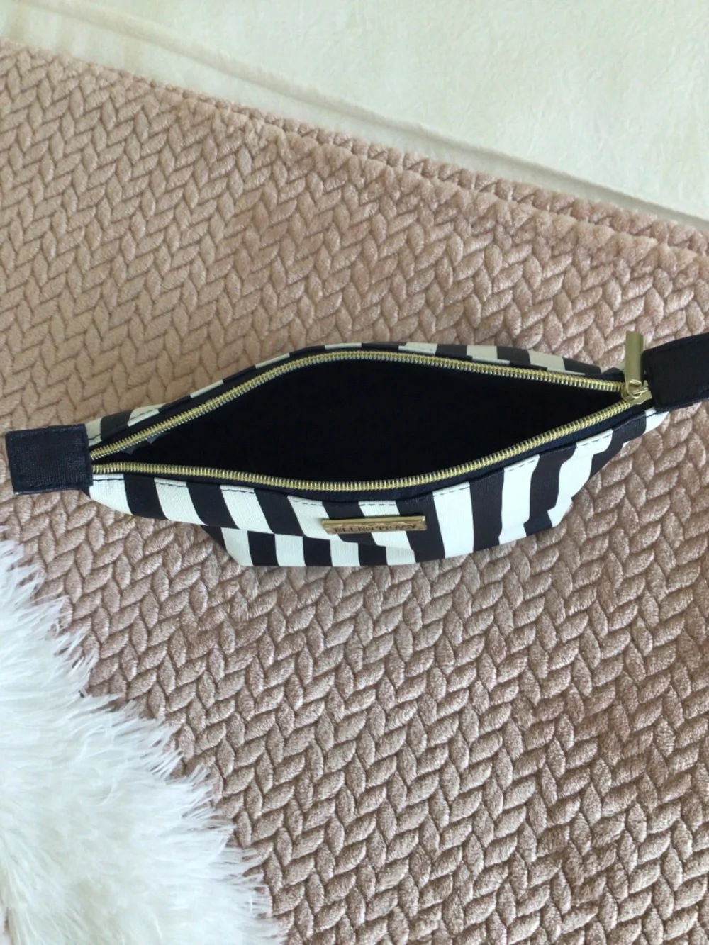 Company Ellen Tracy uses hold navy