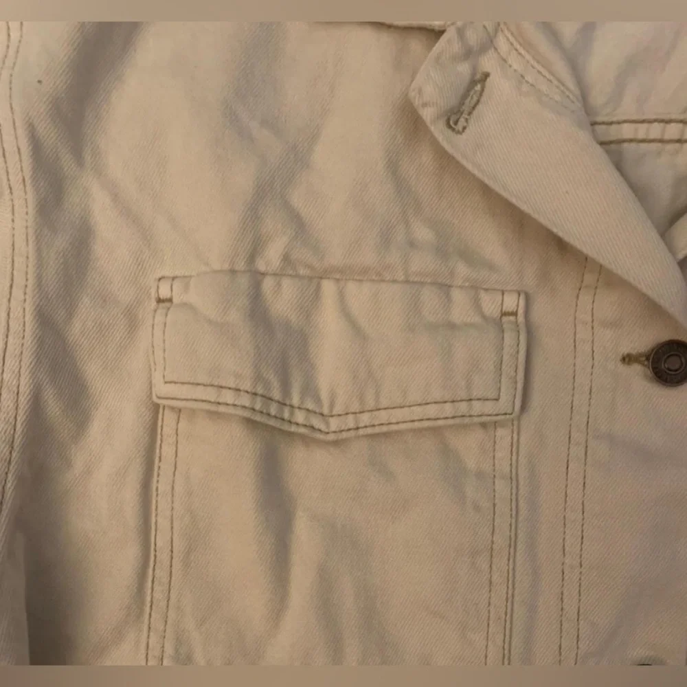 Abercrombie & Fitch chic cream