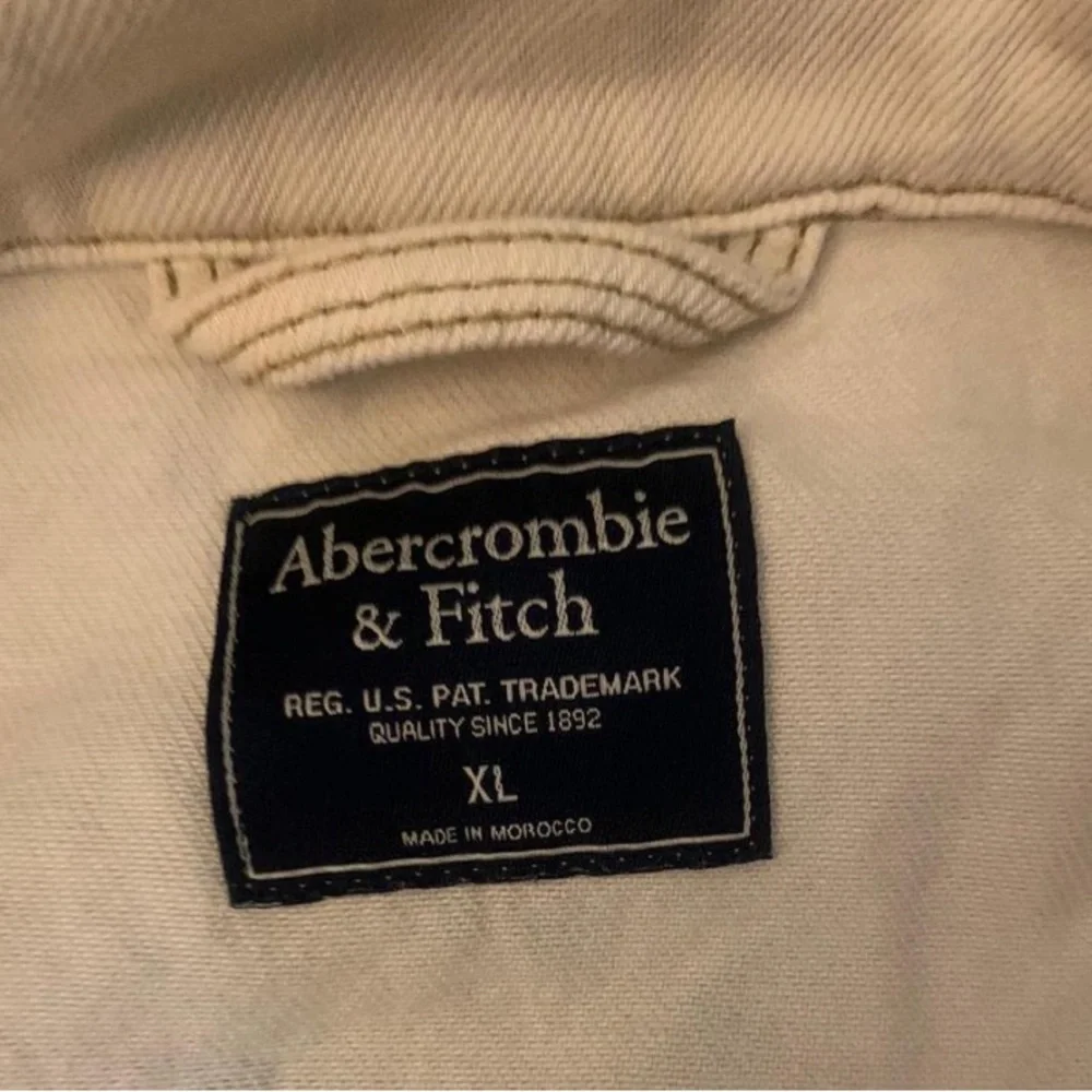 Abercrombie & Fitch chic cream