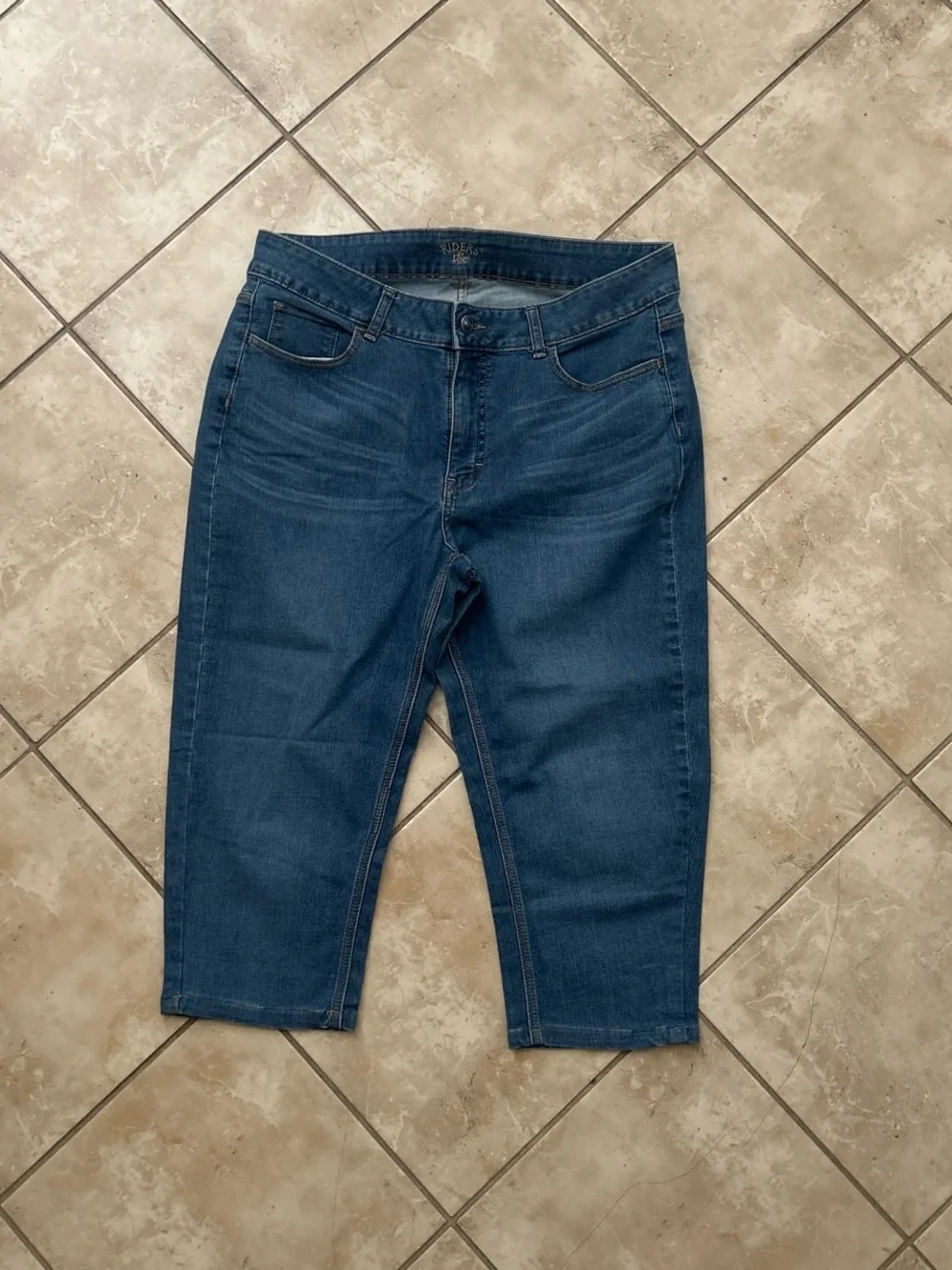 Riders By Lee Women’s Ultra Soft Denim Mid-Rise Capri Pants Sz 16