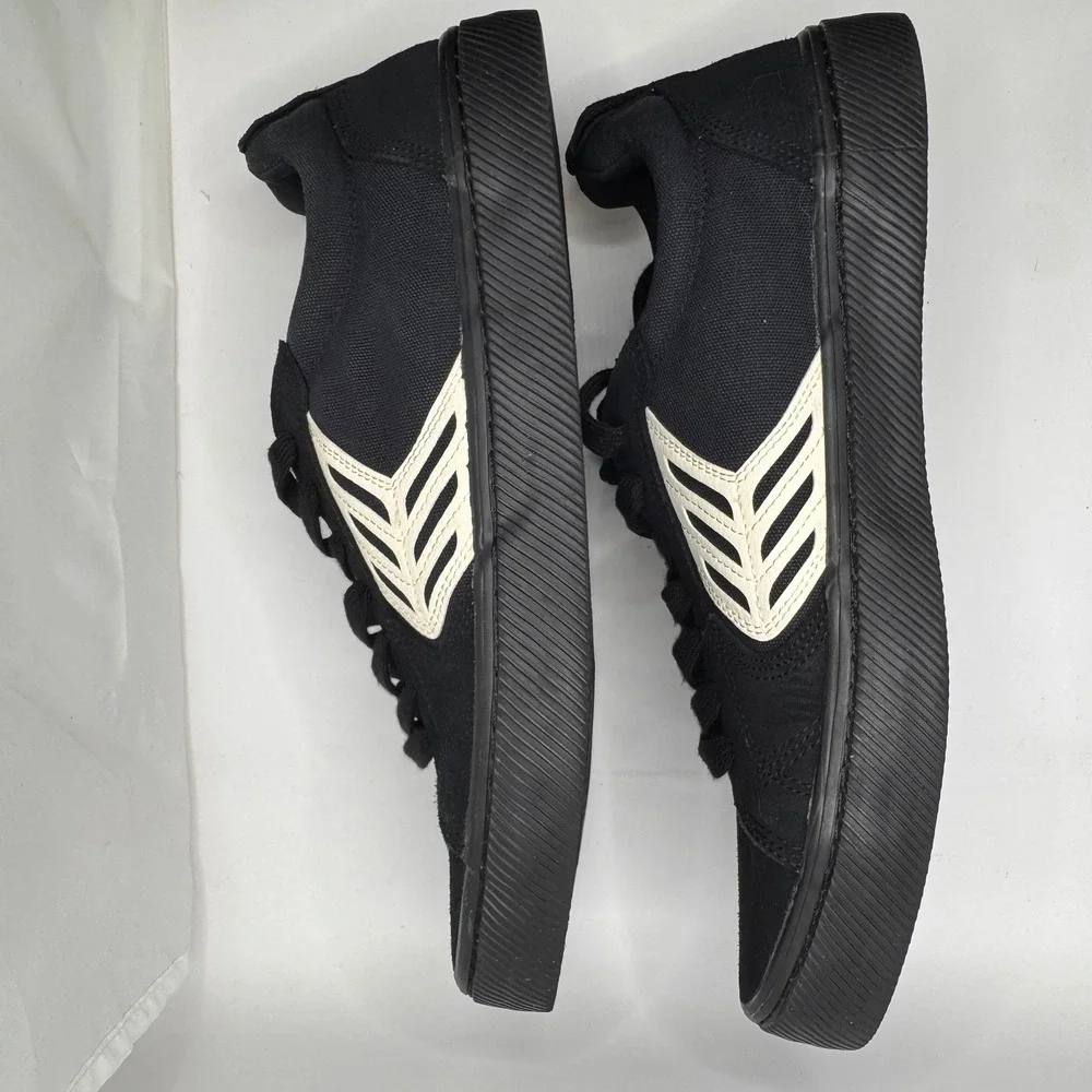 Cariuma athletic low outsoles