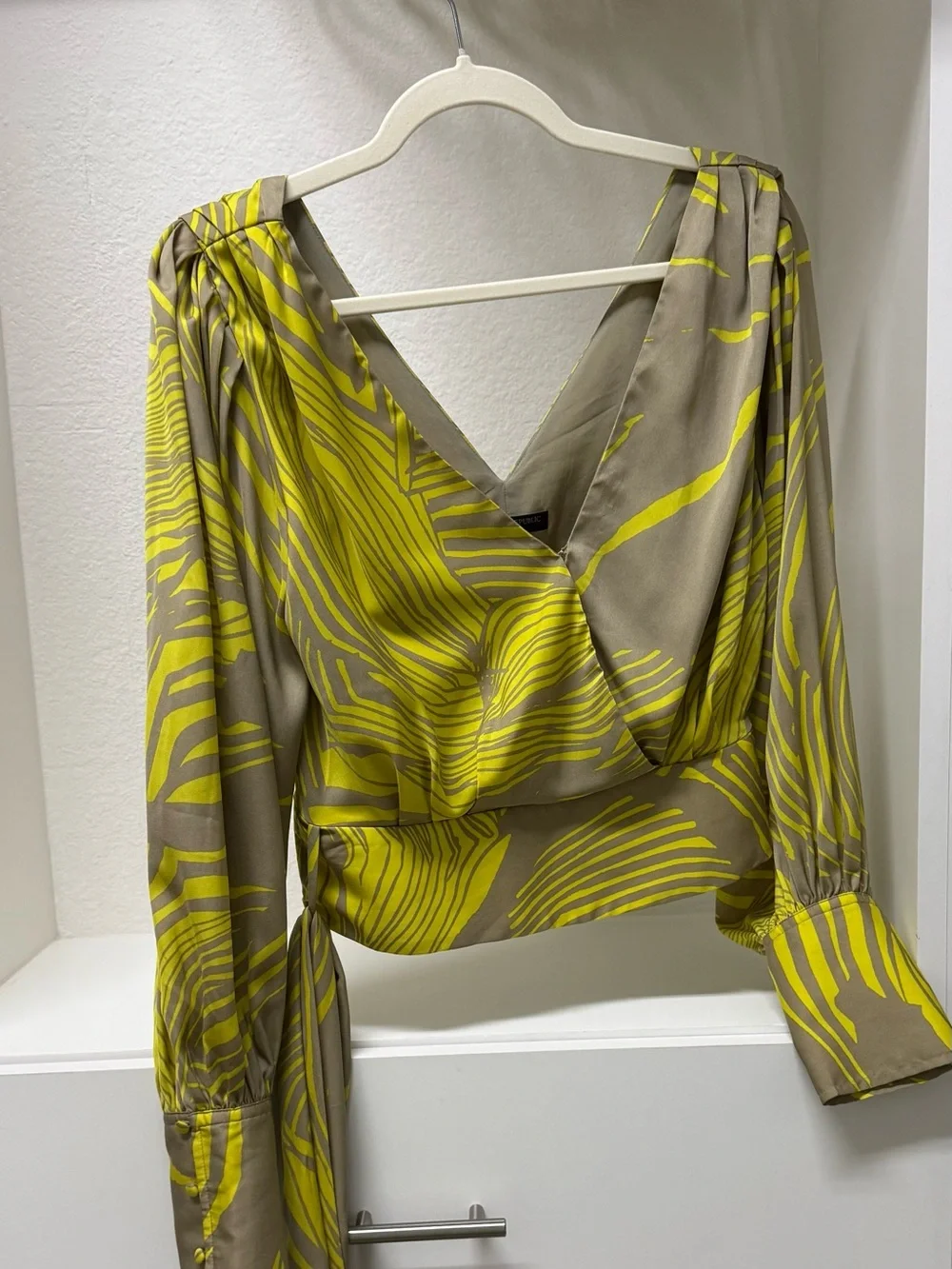 Banana Republic silhouette puff bold