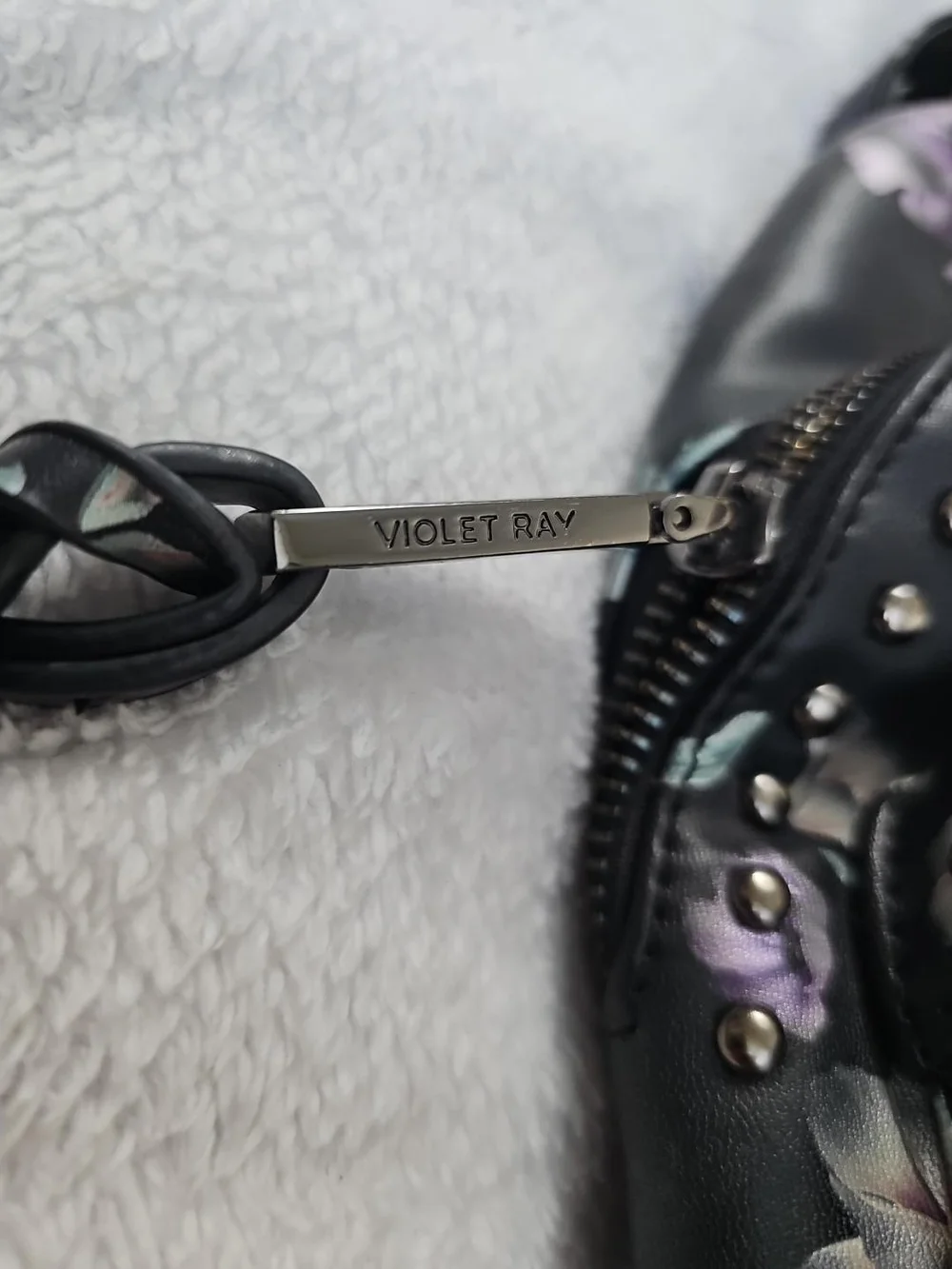 Violet Ray present zipper front